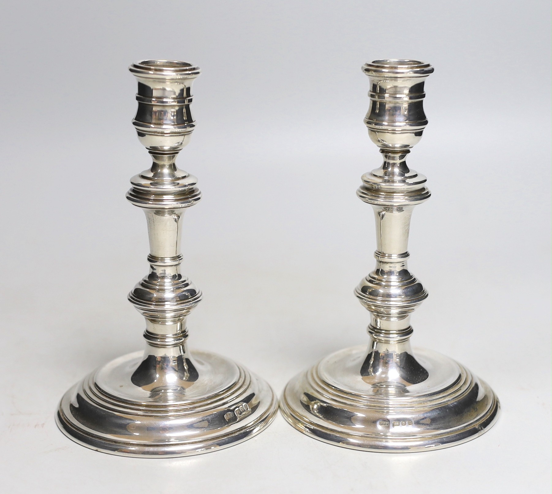 A modern pair of 18th century style candlesticks, Richards & Knight, London, 1971, height 15.7cm, loaded.